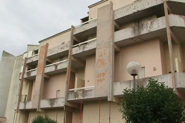 La cité HLM est dans un état de délabrement avancé. Narbonne. Août 2015.