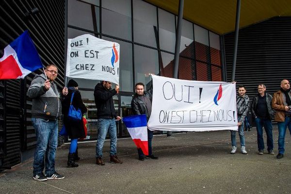 Une dizaine de manifestants se sont rassemblés devant le cinéma. 