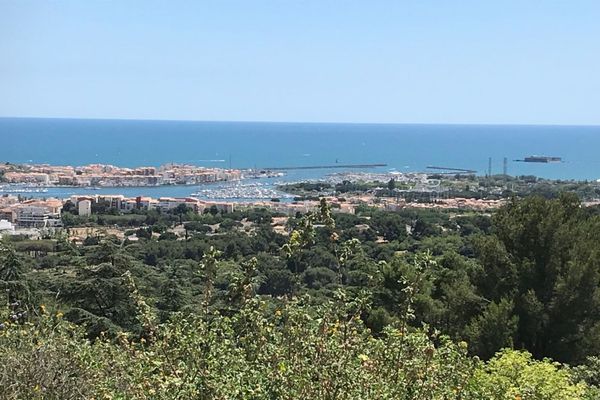 Vue d'ensemble du Cap d'Agde et du fort de Brescou depuis le mont Saint-Loup