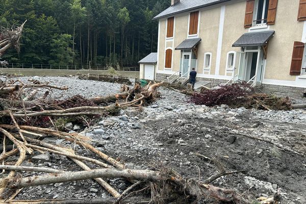 La rue pricnipale du village d'Aragnouet garde ce dimanche les stigmates des inondations.