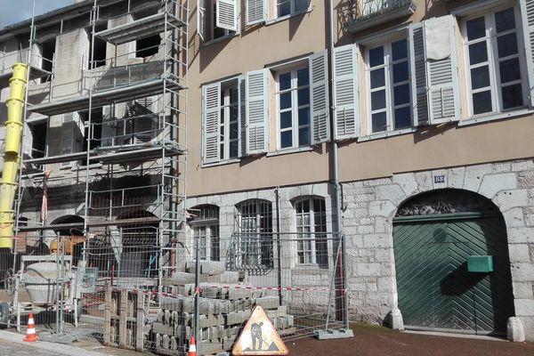 Restauration d'une façade à Salins-les-Bains.