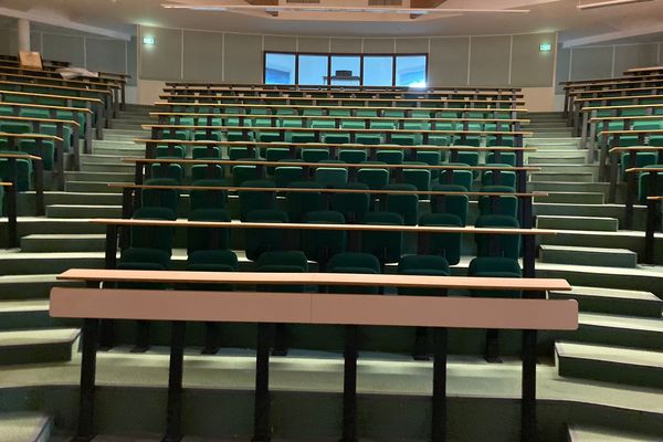 L'amphi de l'ancienne faculté de droit de l'université de Basse Bretagne sera dédié à l'accueil des nombreuses parties civiles, qui pourront écouter les débats retransmis en direct grâce à une régie.