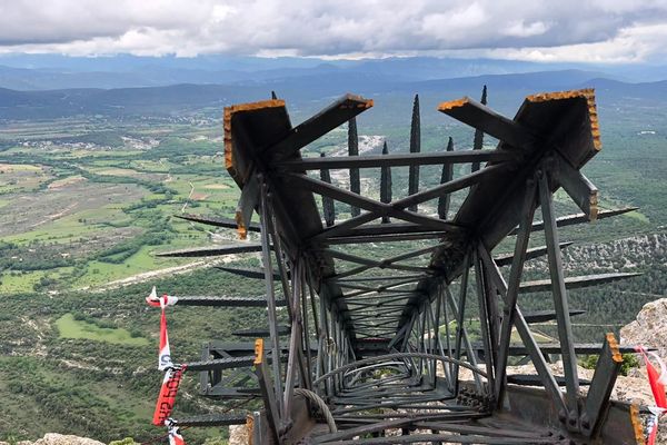 La Croix du sommet du Pic Saint Loup dans l'Hérault a été sciée à sa base et bascule dans le vide.