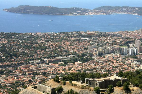 Vue de Toulon et de La Seyne-sur-Mer depuis le mont Faron.