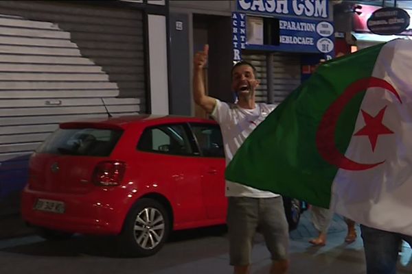 Les supporters des "Fennecs" heureux hier soir à Marseille avant que la situation ne dégénère.