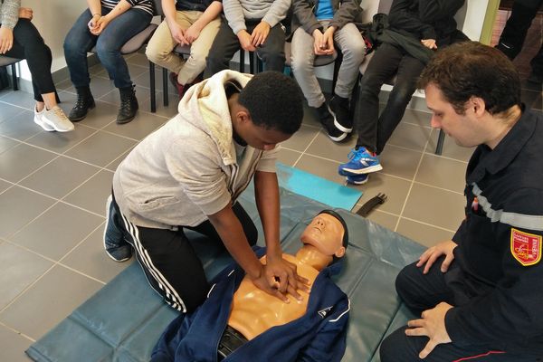 L'apprentissage aux premiers gestes de secours au collège de Vouillé (86).