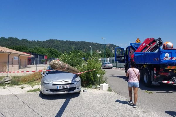 5 poteaux électriques à terre dans la zone d'activité Faisceau Sud au Teil (en Ardèche) 