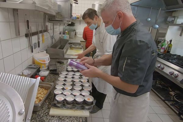 Seize restaurateurs saintais se sont unis pour réaliser des menus à emporter pendant toute la durée du confinement.