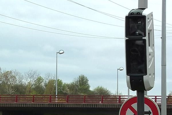 Des radars sont installés au dessus des feux tricolores pour vérifier que les conducteurs s'arrêtent bien au rouge. 