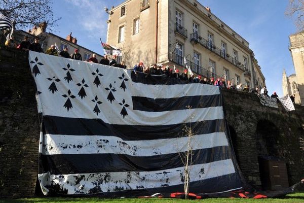 Drapeau breton déployé lors de la manifestation des Bonnets Rouges à Nantes, le 25 janvier 2014.