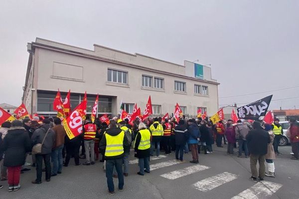 Les salariés de la Coop Atlantique devant le siège social de l'entreprise pendant le CSE qui doit entériner le plan social, ce jeudi 23 janvier 2020.