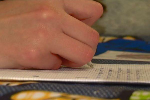 Aurore Ponsonnet et Sandrine Campese, formatrices et auteures, se basent sur leurs propres textes érotiques pour organiser leur "dictée érotique", dans le 11e arrondissement de Paris.