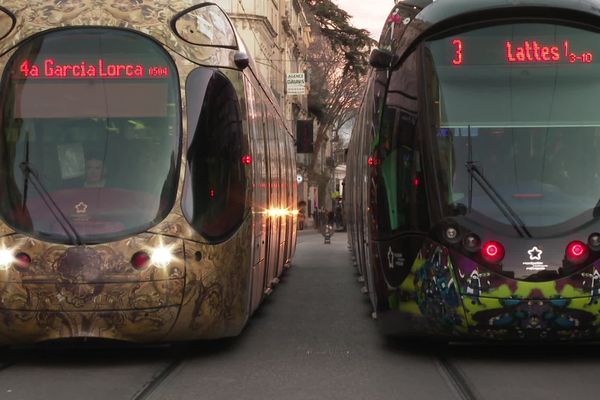 Montpellier - des tramways à quai - archives.