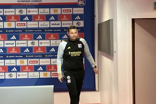 Il y a une possibilité pour que Rayan Cherki puisse jouer. Il y aura des tests effectués demain avec lui. Sinon, le reste du groupe est opérationnel a annoncé Pierre Sage, le coach de l'OL en conférence de presse