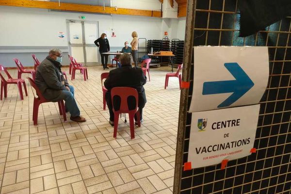 Au centre de vaccination éphémère de Thaon (Calvados), 22 personnes ont reçu leur première dose du vaccin Pfizer samedi 27 mars au matin. Trente-et-une personnes sont attendues dans l'après-midi.