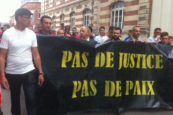 Cet après-midi à Tourcoing, une banderole "Pas de justice, pas de paix".