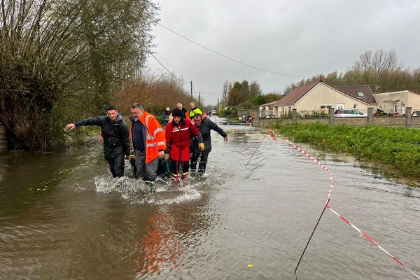 Un homme de plus de 80 ans évacué de son habitation ce lundi 13 novembre au marais de Guînes, dans le Pas-de-Calais.