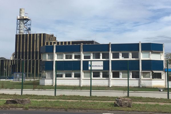 L'usine Borealis de Grand-Quevilly (Seine-Maritime) est à l'arrêt le mardi 1er octobre, suite à une panne électrique. Le site de production d'engrais est classé Seveso seuil haut tout comme celui de Lubrizol victime d'un incendie le 26 septembre 2019.