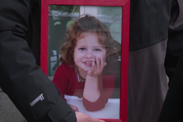 Son père porte contre lui la photo de l'enfant. La petite fille a trouvé la mort en juin 2017. 