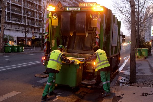 Les éboueurs de la Ville de Paris en grève contre la réforme de transformation de la fonction publique  