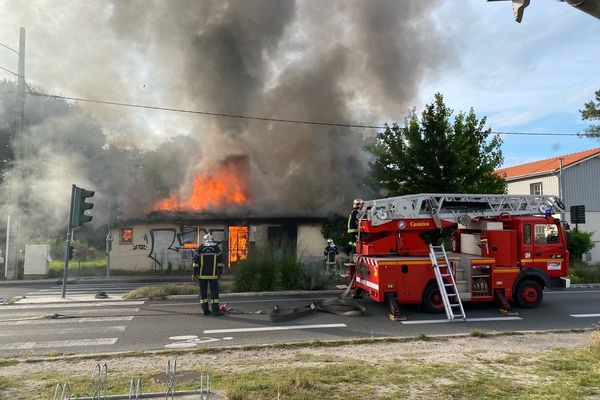 Incendie de maison spectaculaire, avenue de Bordeaux à Andernos.