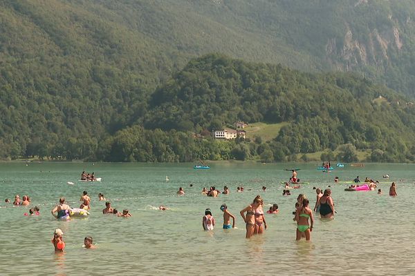 Le lac d'Aiguebelette en Savoie, situé à une heure de route de Grenoble et de Lyon,  le 20 août 2024.