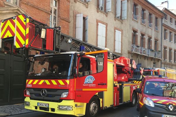 Quatre engins et 16 sapeurs pompiers ont été nécessaires pour éteindre le début d'incendie.