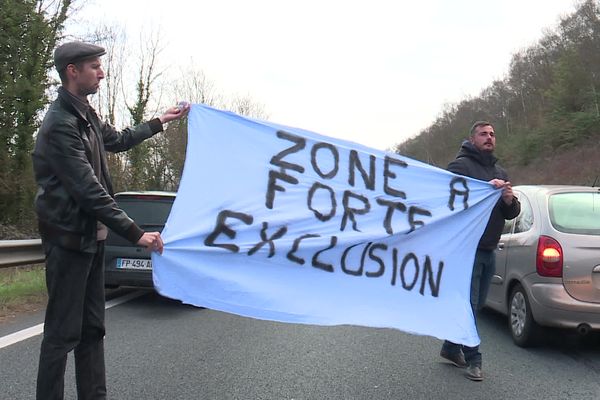 Près de 30 automobilistes et motards ont mené une opération escargot sur l'A150 entre Barentin et Rouen pour demander la suspension de la ZFE.