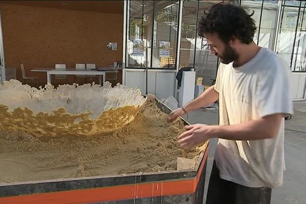 Hugo Bel démoule sa sculpture en sucre et sable de Bayeux... Va-t-elle résister? Le plus simple est d'aller voir sur place à Tessy-Bocage.