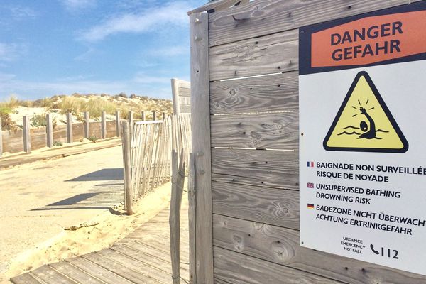 Alors que la météo est particulièrement propice à la baignade, les plages ne sont plus surveillées en ce week-end du 12-13 octobre comme le montre ce panneau à Carcans. L'océan reste pourtant toujours aussi dangereux. 