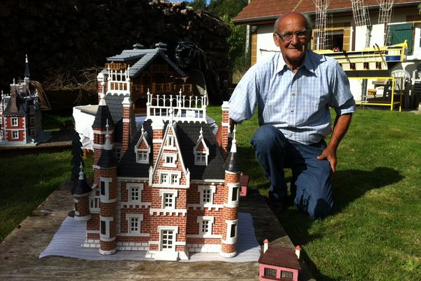 Michel Riolet avec sa maquette du château de Ruth dans le Loiret. 