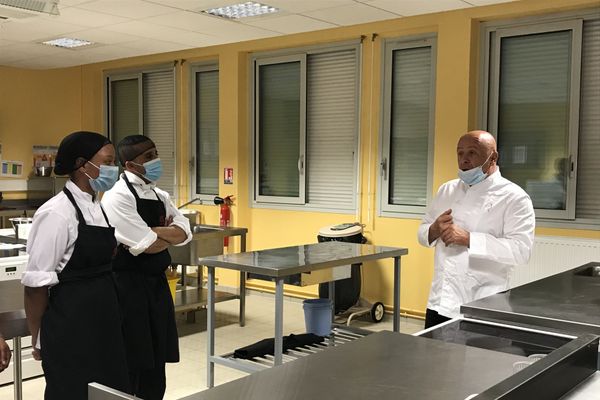 Le chef étoilé Thierry Marx à Limoges, à la rencontre de stagiaires en formation dans les métiers de la restauration au collège Ventadour.

