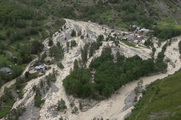 D'importantes crues torrentielles, survenues dans la nuit du 20 au 21 juin, avaient dévasté la vallée du Vénéon et le hameau de La Bérarde, en Isère.
