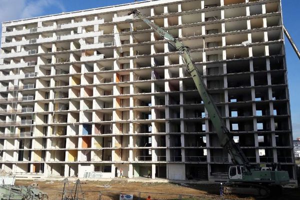 La déconstruction de la Tour Lyautey à Châtellerault.