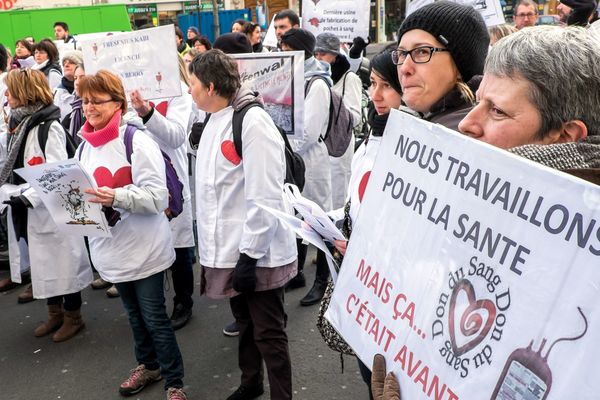 Manifestation à Paris des salariés de Fenwal contre le projet de licenciement, le 21 janvier 2015. 