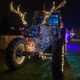 Des tracteurs qui brillent de 1000 feux dans le village de Surat.