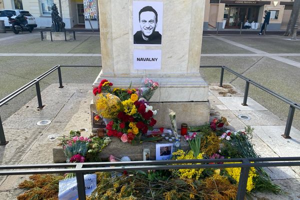 Du mimosa, des roses, des bougies et des photos. Les hommages anonymes à Alexeï Navalny se poursuivent au pied de ce monument antibois.