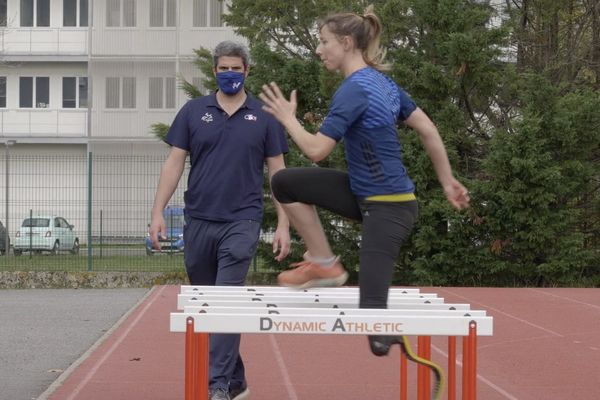 Marie-Amélie le Fur s'entrainant à sauter des haies.