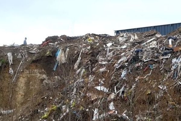 La décharge telle qu'elle a été photographiée par l'association de défense de l'environnement "Robin des Bois" en janvier 2020