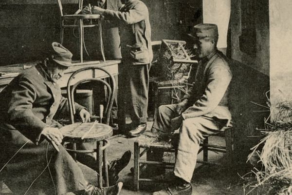 Ces anciens combattants, pour se reconvertir, apprennent à assembler des chaises.