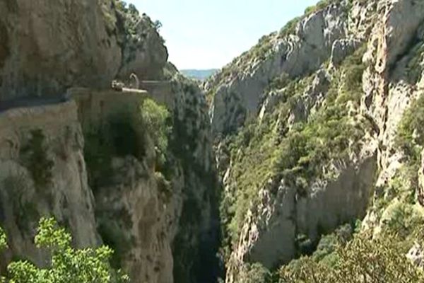 La route des gorges de Galamus, à flanc de falaise