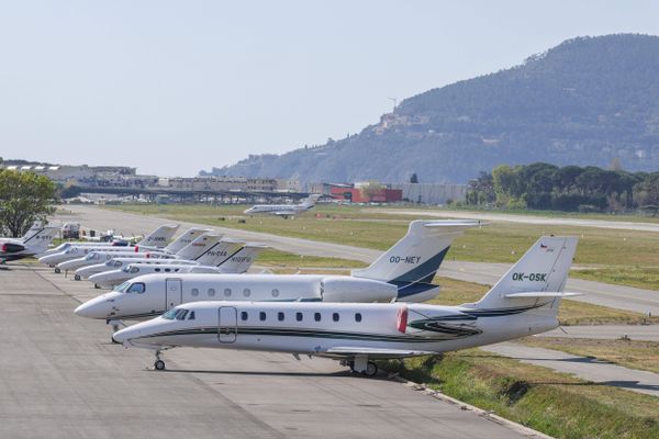 Jets privés stationnés sur le tarmac de l'aéroport de Mandelieu en avril 2023