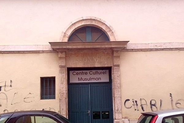 Des inscriptions islamophobes ont été faites sur la façade du centre culturel musulman de Chalon-sur-Saône, en Saône-et-Loire.