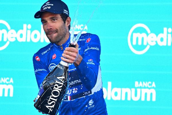 Thibaut Pinot célèbre son maillot de meilleur grimpeur au Giro d'Italie 2023.