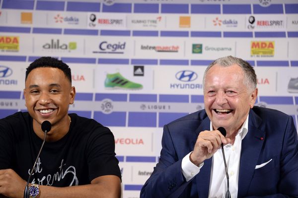 Kenny Tete, tout sourire aux côtés de Jean-Michel Aulas.