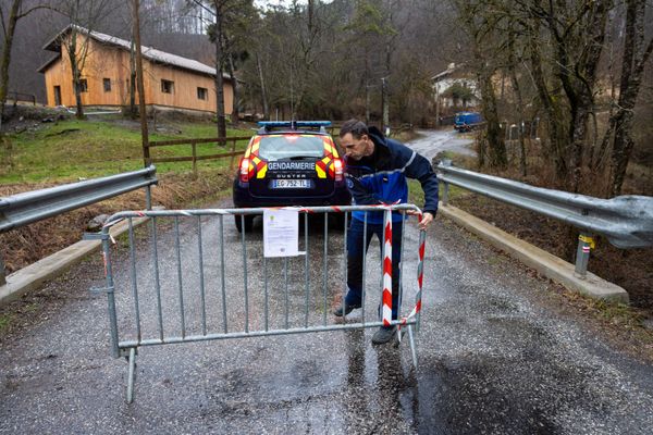 Le hameau du Vernet dans les Alpes-de-Haute-Provence est bouclé par les gendarmes.