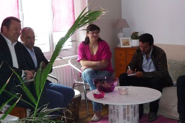 Sandrine Chaumeny, fidèle téléspectatrice de France 3 Limousin, assiste à la conférence de presse de rentrée. A gauche Dominique Papon, délégué régional, et Xavier Riboulet rédacteur en chef