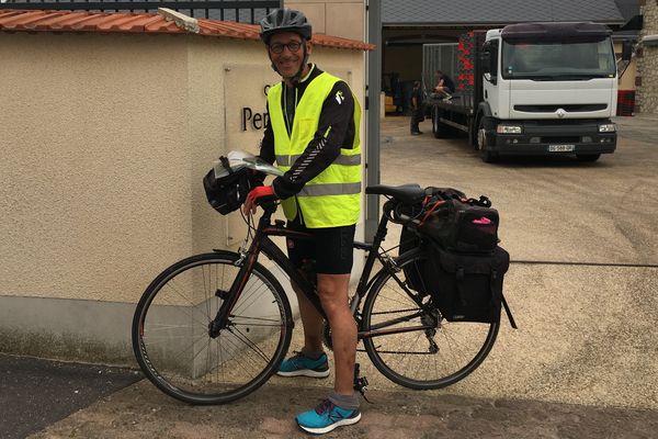 André Leroy vient d'arriver en Champagne près d'Epernay. Dans ses jambes, plus de 1000 km à vélo depuis la Bretagne, pour faire les vendanges. 