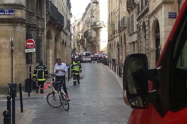 Un périmètre de sécurité a aussitôt été mis en place une fois les engins explosifs découverts.