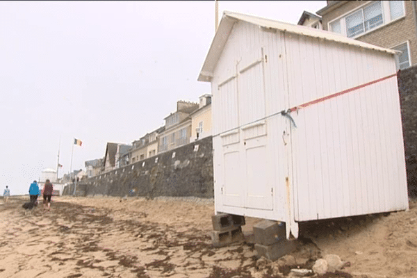 A Saint-Aubin-sur-Mer, des habitants ont consolidé comme ils pouvaient des cabines de plage pour éviter qu'elles ne soient emportées par la marée